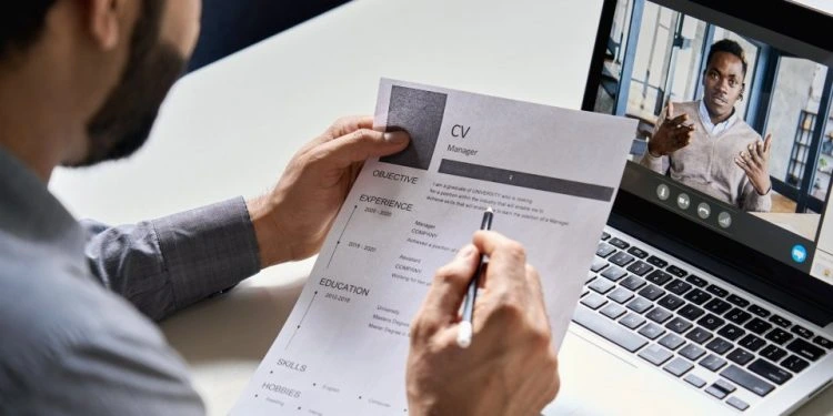 Menggunakan Format CV yang Terlalu Kreatif