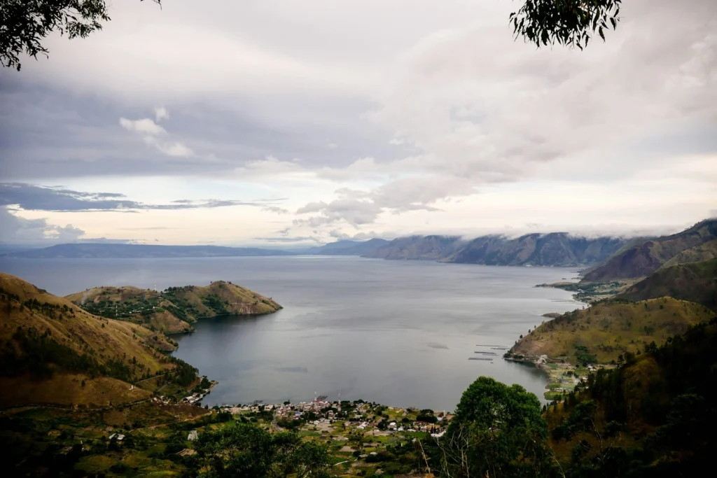 Danau Toba dan Desa Tomok di Sumatera Utara