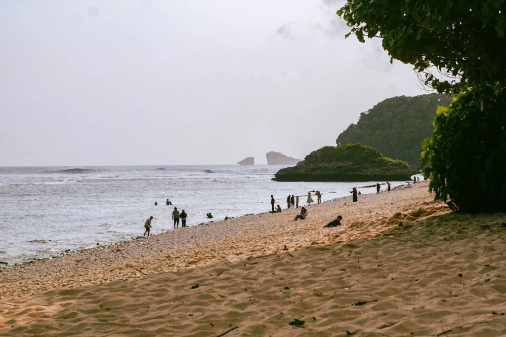 10 Wisata Alam Pantai di Malang, dari Tersembunyi hingga Paling Hits
