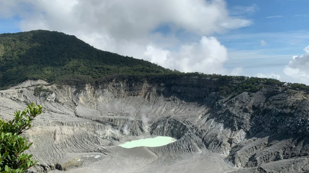 Taman Wisata Alam Gunung Tangkuban Perahu di Jawa Barat