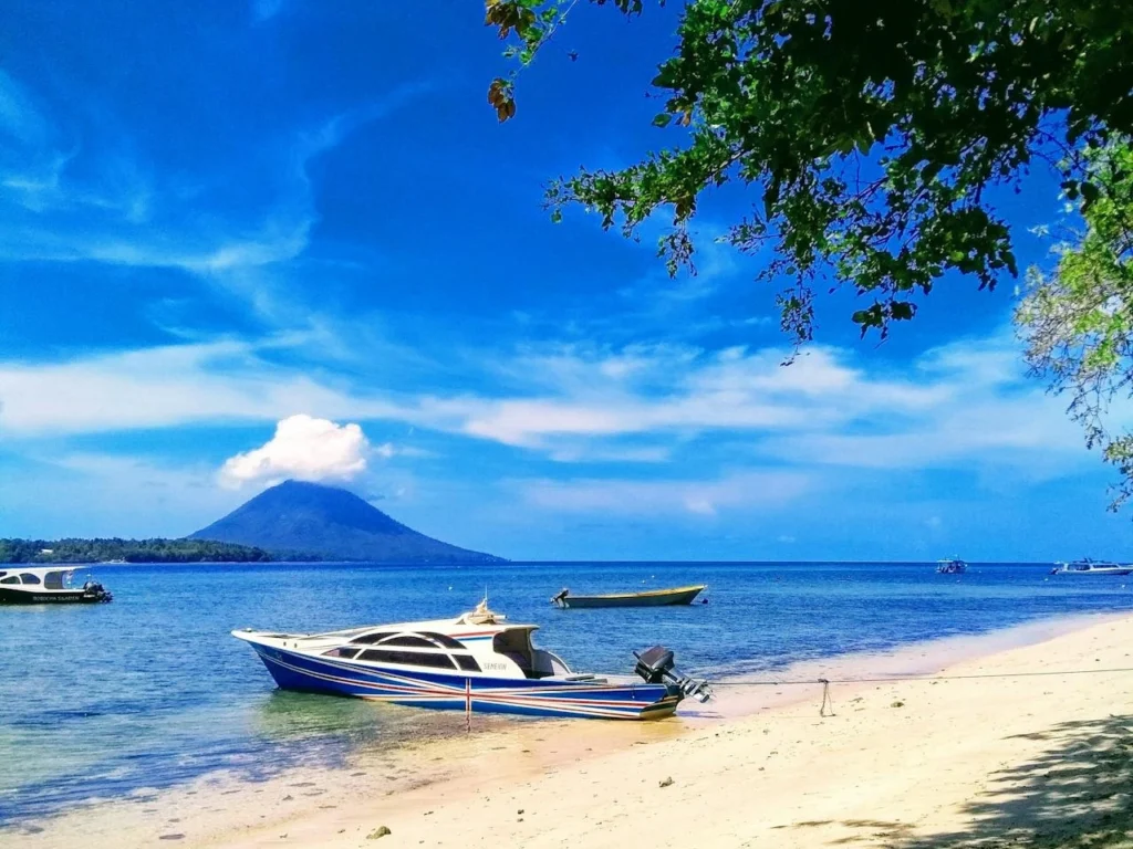 Taman Wisata Alam Laut Bunaken di Sulawesi Utara