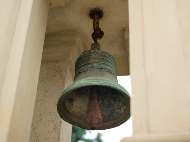Dongeng Bahasa Inggris Singkat: The Bell That Rang Once