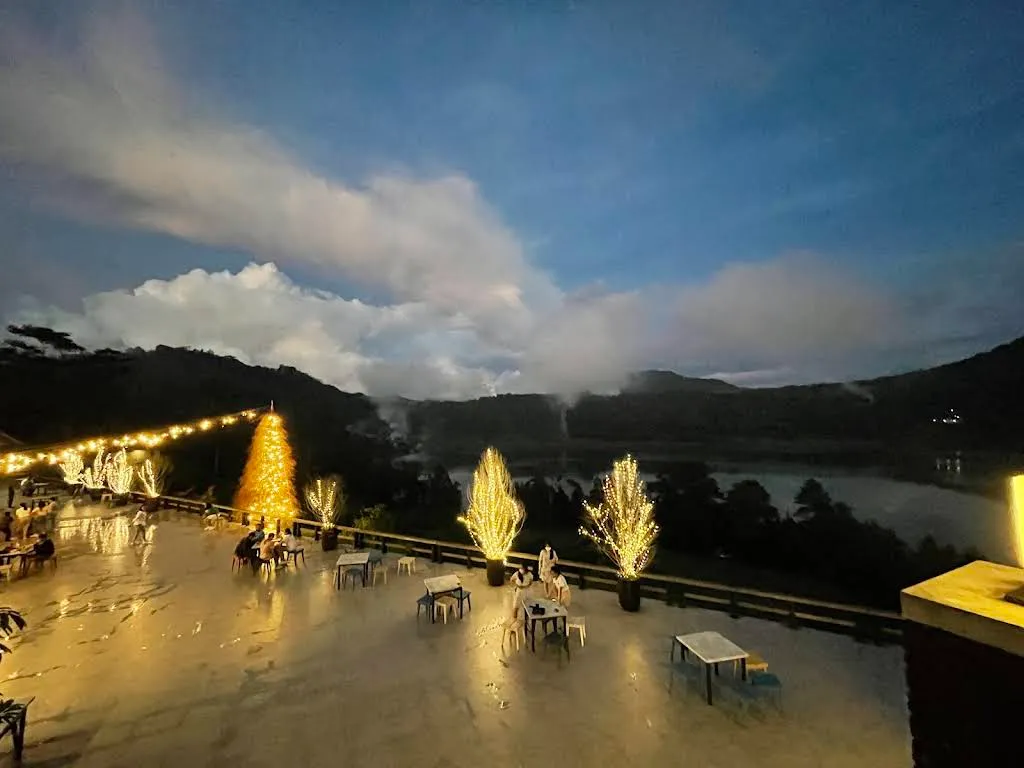 suasana danau linow di malam hari