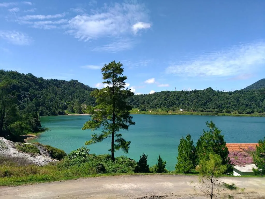 wisata danau linow terkenal karena warna danau yang unik