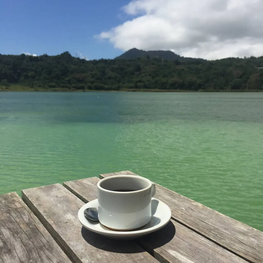 ada juga danau linow cafe, sambil menikmati pesona alam danau linow, kita juga bisa menikmati kopi lokal