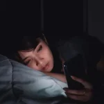 cara mengurangi ketergantung pada teknologi terlebih saat sebelum tidur atau sesudah bangun tidur