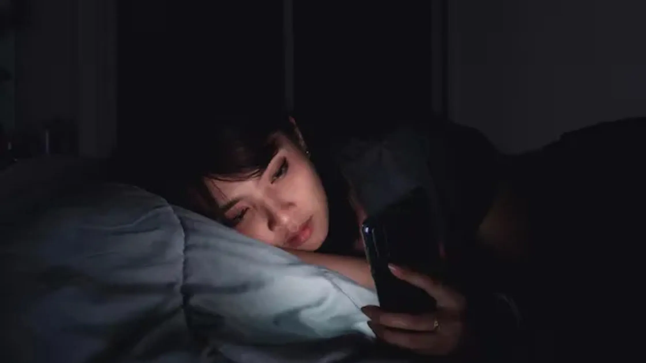 cara mengurangi ketergantung pada teknologi terlebih saat sebelum tidur atau sesudah bangun tidur