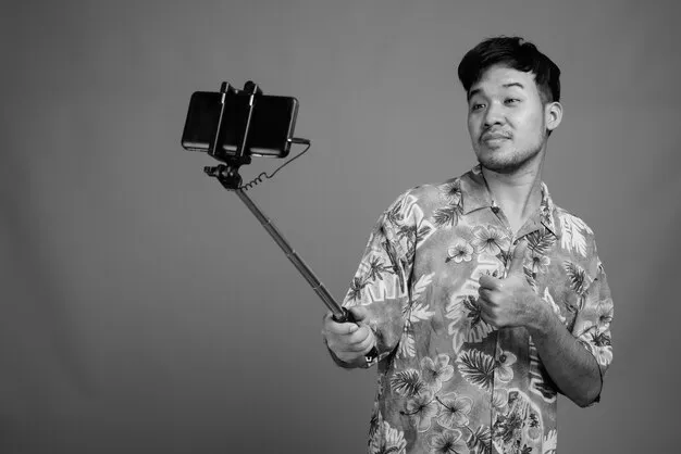 algoritma tiktok, young man made video for tiktok.