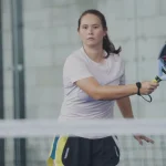 gambar perempuan bermain olahraga padel