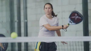 gambar perempuan bermain olahraga padel