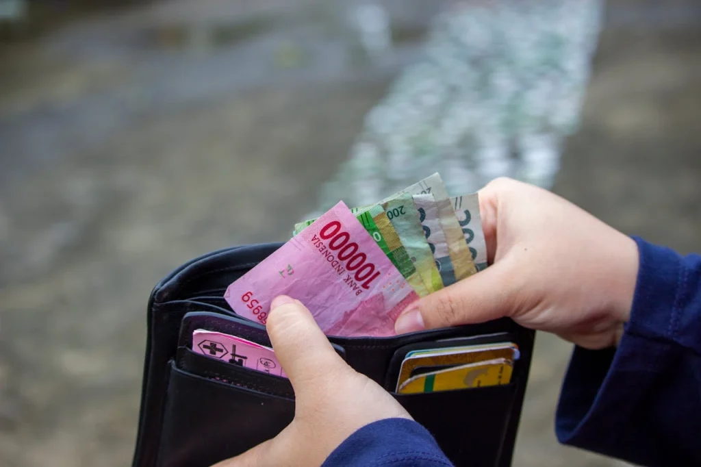 Contoh Kalimat Menggunakan Kata Dibayar
